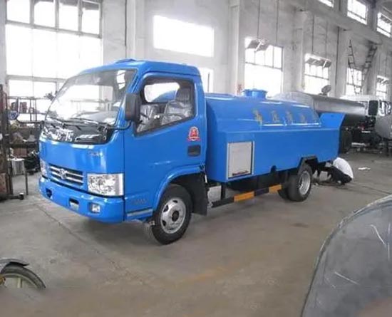 吸污車